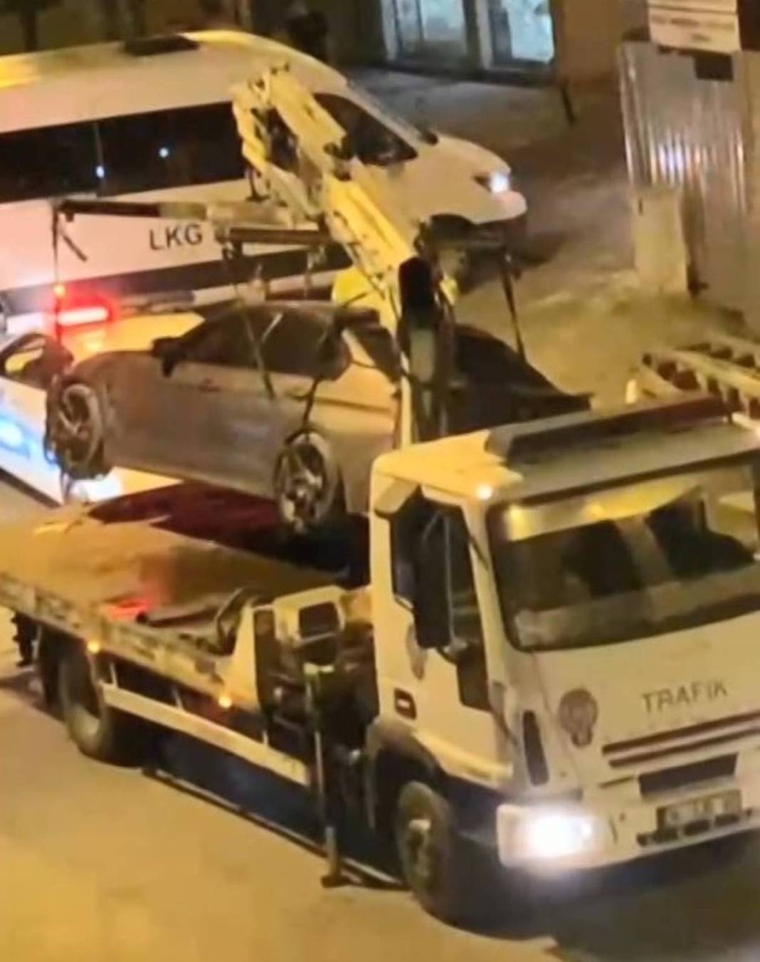 Kaza yapan gençlerin yanına gidince felaketi yaşadı! Şoke eden anlar anbean kaydedildi 7